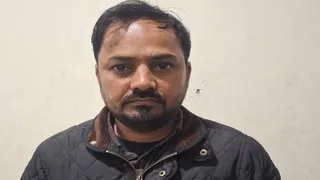एसटीएफ की प्रयागराज यूनिट की गिरफ्त में इनामी शराब तस्कर नवदीप सिंह। सौजन्य : पुलिस मीडिया सेल