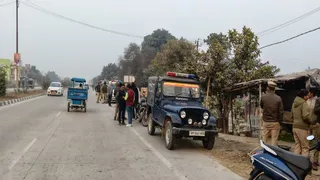 प्रयागराज के मऊआइमा में जमीन के लिए परिवार के तीन सदस्यों का खून करने के आरोपित की गिरफ्तारी के बाद शवों को तलाश करती पुलिस। जागरण