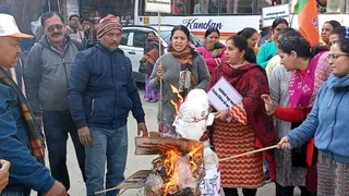 सतपुली में कांग्रेस का पुतला दहन करते भाजपाई।जागरण