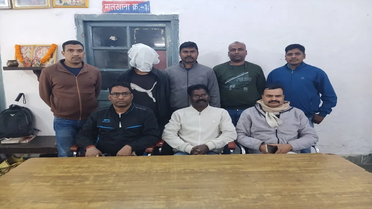 ट्रेन में खूनी खेल : खड़गपुर पैसेंजर में यात्री पर चाकू से हमला करने वाला अपराधी सीसीटीवी में हुआ कैद
