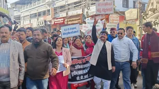 विधायक मनोज तिवारी की अगुआई में कांग्रेस कार्यकर्ता अंकिता को न्याय दिलाने की मांग को लेकर अल्मोड़ा की सड़कों पर उतरे।