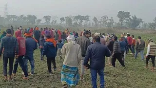 नदी किनारे शव देखने के लिए जुटी भीड़। जागरण