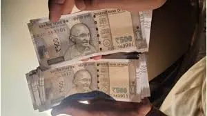 बांदा में प्रिंटर से छापकर 500 के नकली नोट चलाने वाले दो आरोपित गिरफ्तार, पुलिस ने बरामद कीं ये चीजें
