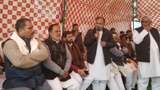 पीडीए की पाठशाला में बोलते सपा जिलाध्यक्ष।