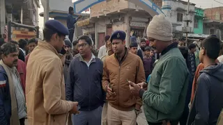 जाम कर रहे लोगों से बात करते पुलिस पदाधिकारी। जागरण