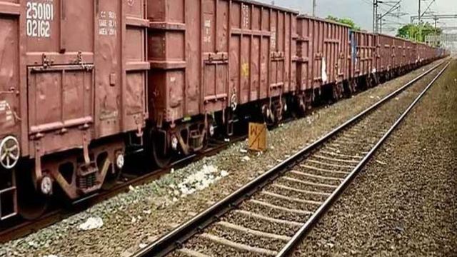 बालूमाथ रेलवे स्टेशन के पास मालगाड़ी बेपटरी, चार नंबर पटरी से रेल परिचालन ठप

