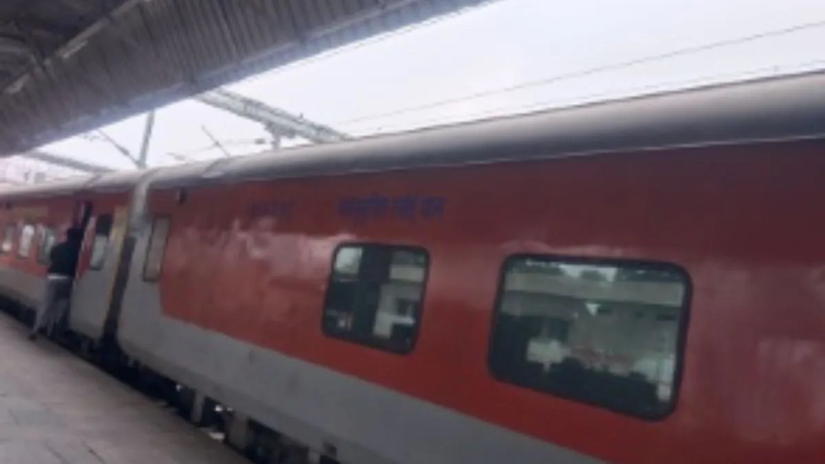 अमृतसर-हावड़ा मेल के AC कोच का शीशा दरका, यात्रियों में मची अफरा-तफरी
