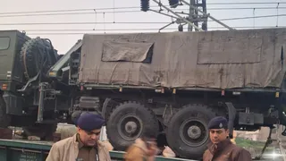 रेस्क्यू में जुटी सेना और आरपीएफ की टीम। फोटो जागरण