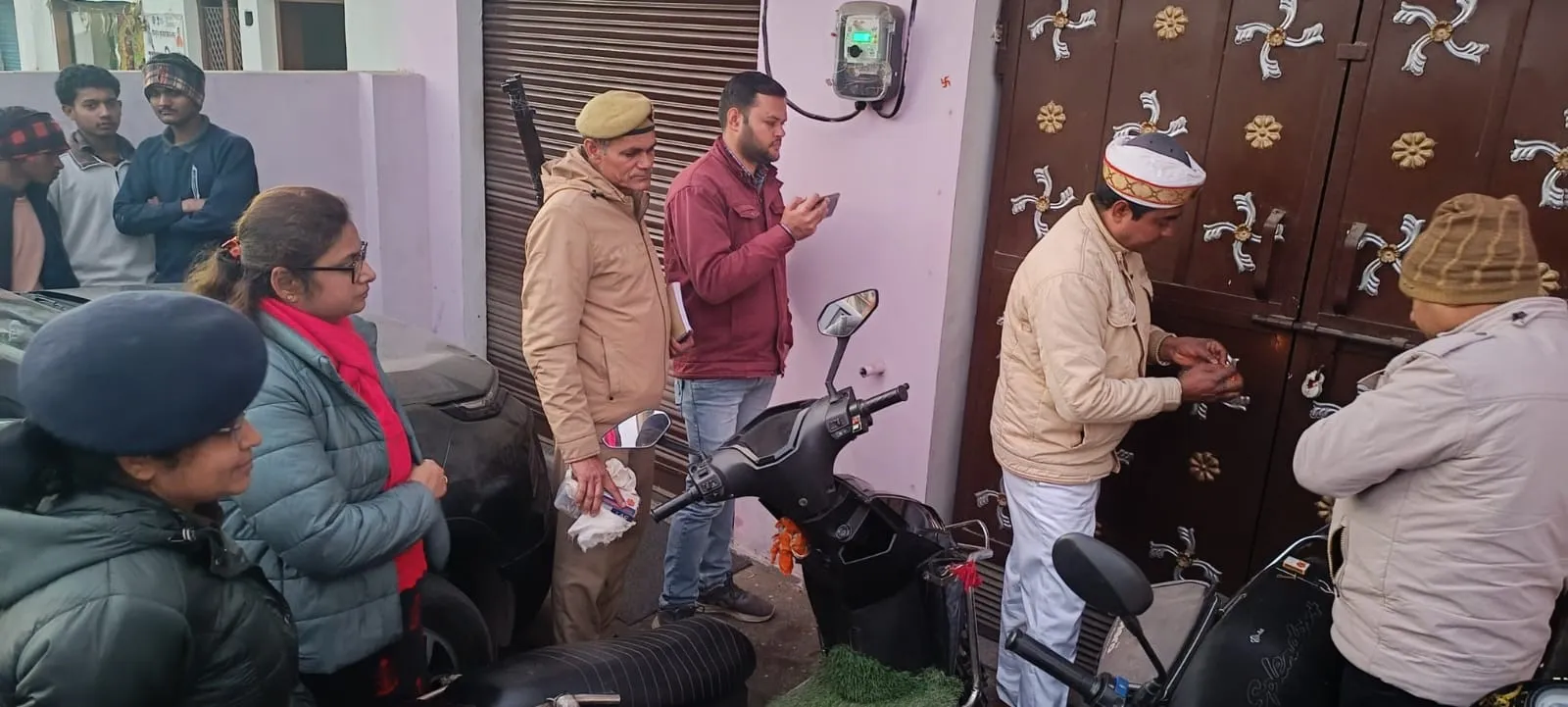 अमरोहा में हाईवे क‍िनारे गेस्ट हाउस में एसडीएम और सीओ ने एक साथ मारा छापा, पकड़े गए लड़के और लड़क‍ियां; मची खलबली
