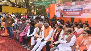 धनबाद नगर निगम कार्यालय के बाहर धरना देते भाजपा के नेता।