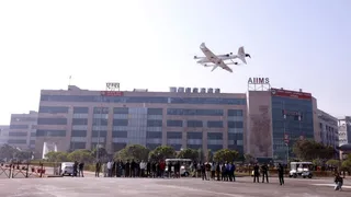 एम्स ऋषिकेश से टिहरी के लिए दवा लेकर जाता ड्रोन। एम्स प्रशासन