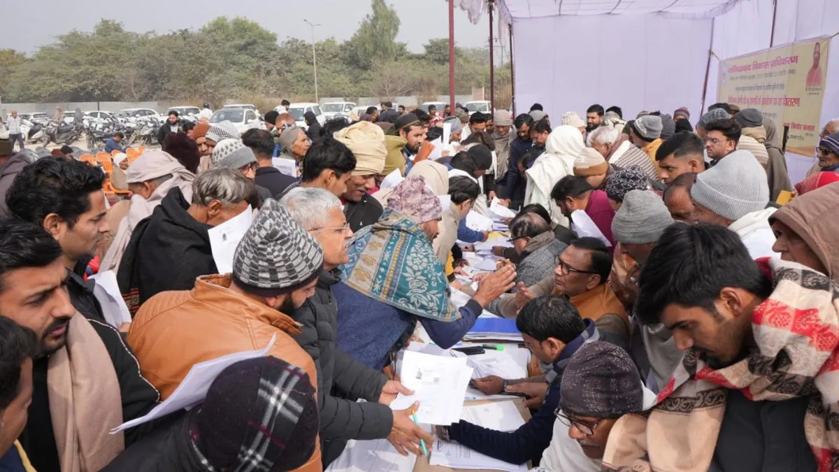 गाजियाबाद के मधुबन-बापूधाम में किसानों को बांटे गए विकसित प्लॉट के आवंटन पत्र
