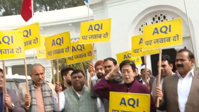 दिल्ली में प्रदूषण पर AAP का जोरदार प्रदर्शन, आतिशी ने भाजपा सरकार को घेरा