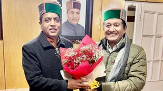 जयराम ठाकुर के आवास में उन्हें जन्मदिन की बधाई देने पहुंचे राजस्व मंत्री जगत सिंह नेगी।