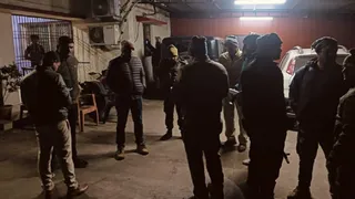 व्यवसायी डब्बू सिंह से पूछताछ करने पुलिस टीम के साथ घटना स्थल पहुंचे एसडीपीओ।