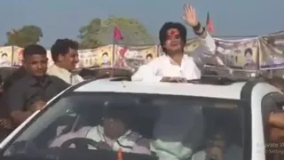 कार की सनरूफ से बाहर निकल जनता का अभिवादन करते महानआर्यमन सिंधिया।