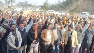 बद्दी क्षेत्र में नए शहर की स्थापना के विरोध में प्रदर्शन करते लोग। जागरण