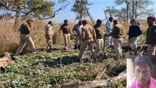 प्रतिबंधित क्षेत्र में सर्चिंग करता वन अमला व पुलिस बल। (इनसेट- मृतक कमल उइके)