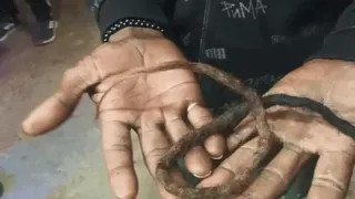 अपनी टूटी हुई शिखा दिखाता पीड़ित युवक।