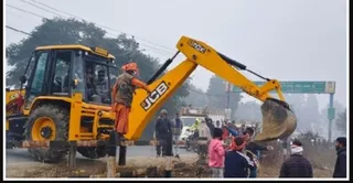 मंडी समिति के सामने रेलवे ट्रैक से गोवंशी के शव हटाने पहुंचा बैकहो लोडर। जागरण