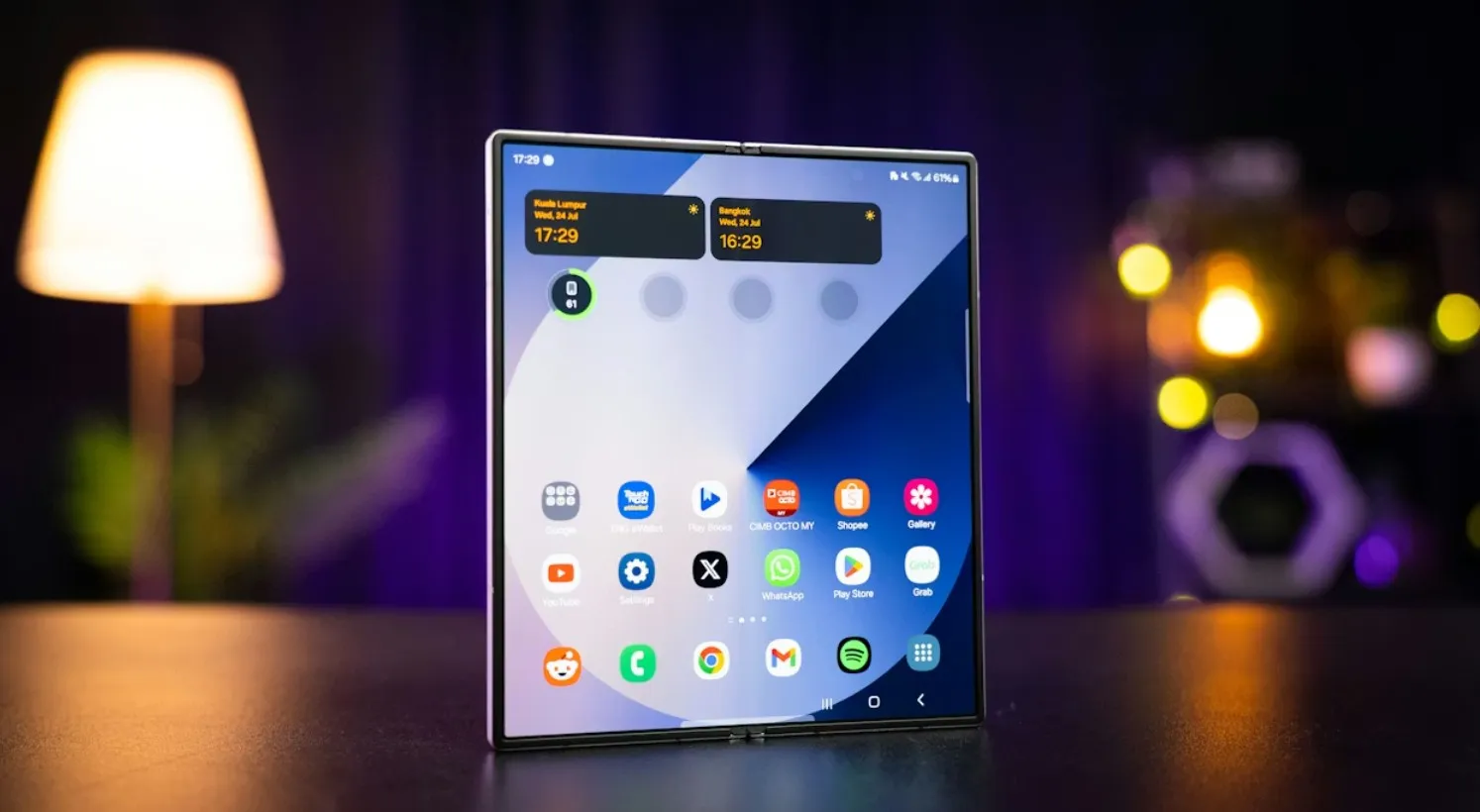 CES 2026: Samsung ने दिखाया क्रीज-फ्री डिस्प्ले, Apple के फोल्डेबल फोन में मिलने का दावा