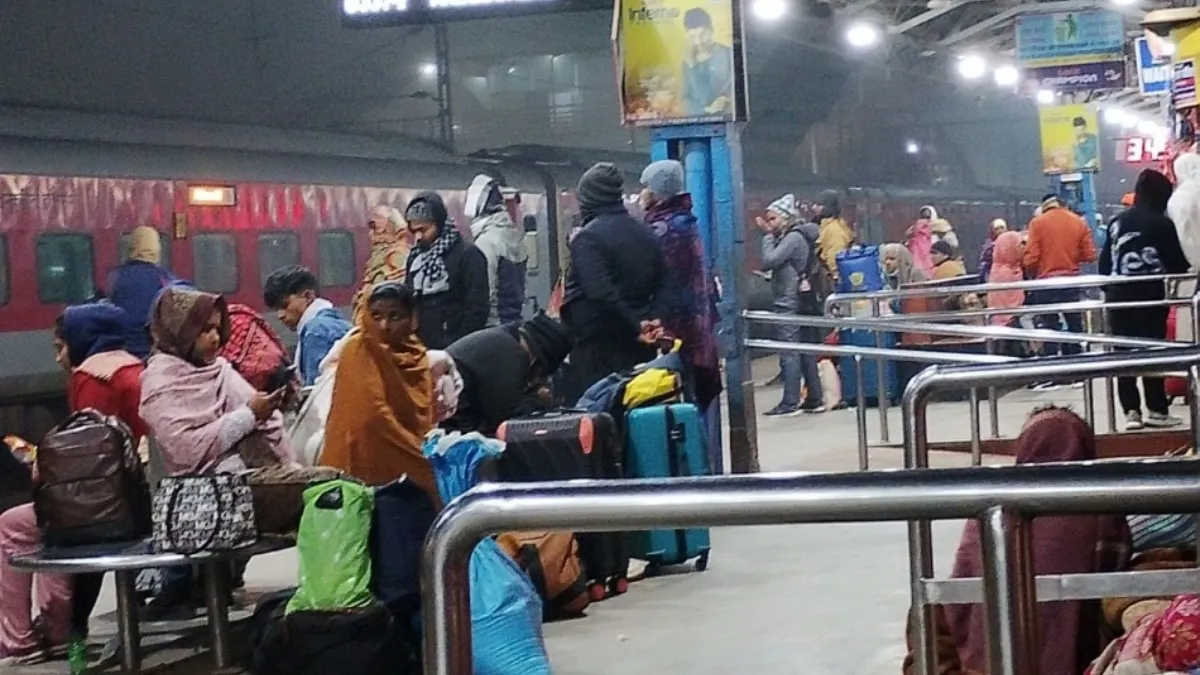 बिहार में घने कोहरे ने रोकी रेल की रफ्तार, ठंड और पछुआ हवा ने यात्रियों की बढ़ाई मुश्किलें
