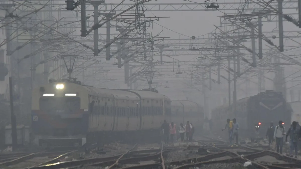 कोहरे ने ट्रेनों की रफ्तार पर लगाई ब्रेक, टाटानगर पर पुरुषोत्तम 7, जम्मू तवी 9 घंटे देरी से पहुंची
