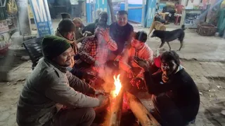 अलाव के सहारे लोग। फाइल