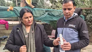 राजनगर एक्सटेंशन स्थित वीवीआइपी सोसायटी में पानी का टीडीएस जांच करते लोग। जागरण