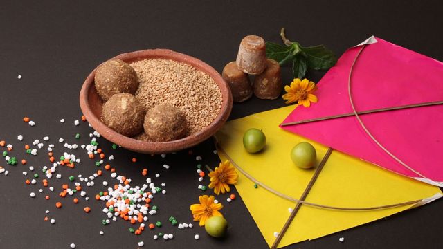 Makar Sankranti 2026: 15 जनवरी को मनेगा मकर संक्रांति पर्व, सूर्य के उत्तरायण होते ही खुलेंगे शुभ कार्यों के द्वार

