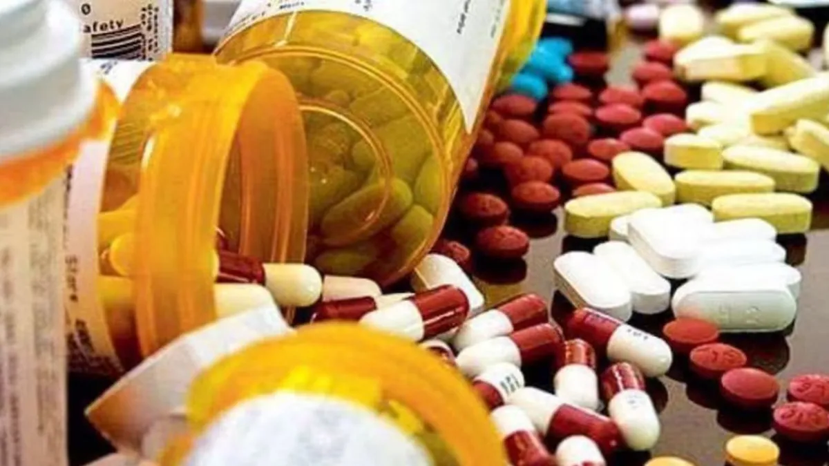 शाहजहांपुर: PHC में लोगों की जान से खिलवाड़, सरकारी कुर्सी पर बैठकर बाहरी व्यक्ति दे रहा था दवा