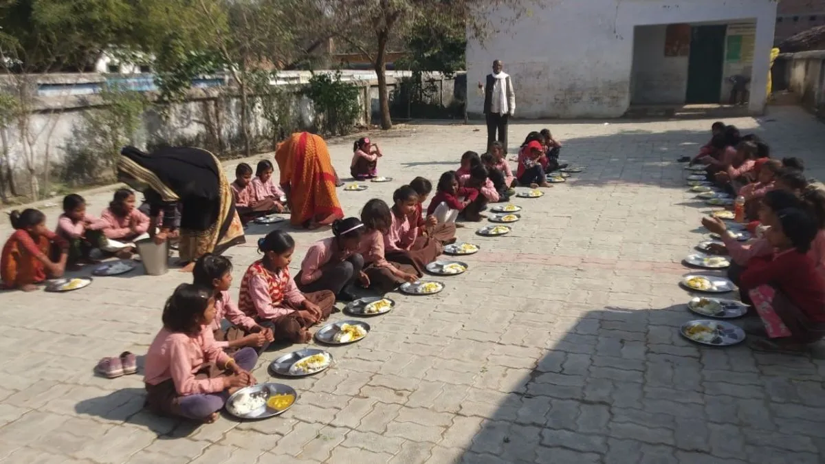 परिषदीय विद्यालयों में अब मिडे-डे मील के भरोसे नहीं रहेंगे बच्चे, सुबह के समय पौष्टिक नाश्ता देने की कवायद शुरू

