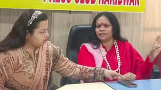 पत्रकारों से वार्ता करते हुए साध्वी प्राची। जागरण