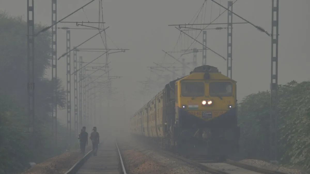 https://www.jagranimages.com/images/2026/01/06/article/image/train-in-fog--1767710473532.jpg