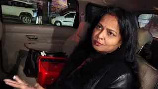 उर्मिला सनावर को गांधी पार्क के पास राजपुर रोड की ओर जाते हुए कार में देखा गया।