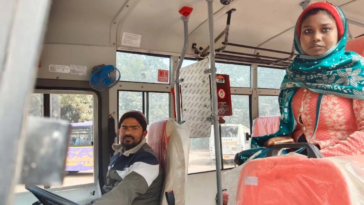 भागलपुर : निजी बस कंडक्टरों ने पिंक बस से यात्रियों को उतारा, महिला कंडक्टर से किया दुर्व्यवहार, शीशा तोड़ा
