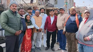 बरकट्ठा की महिला कुंती देवी, पति राजेश शर्मा के बचत खाते से बिना अंगूठा लगाए 58,600 रुपये की अवैध निकासी कर ली गई।