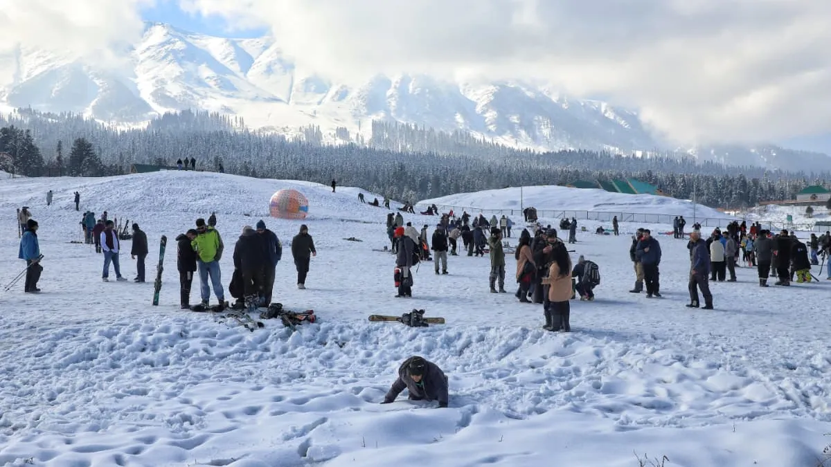 https://www.jagranimages.com/images/2026/01/07/article/image/Jammu-kashmir-Snowfall-1767752262431.jpg