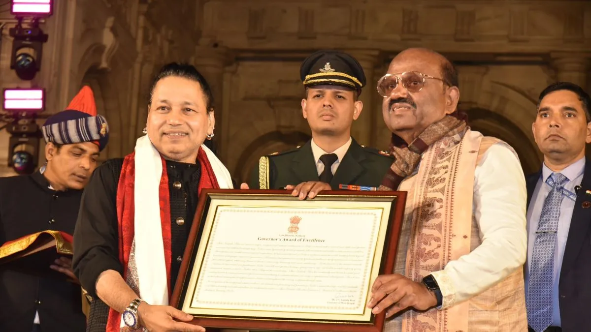 बंगाल के राज्यपाल ने कैलाश खेर को गवर्नर अवॉर्ड ऑफ एक्सीलेंस से किया सम्मानित, सिंगर ने सुरों से बांधा समां

