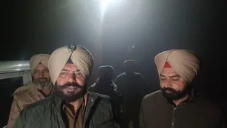एनकाउंटर की जानकारी देते पुलिसकर्मी (जागरण फोटो)