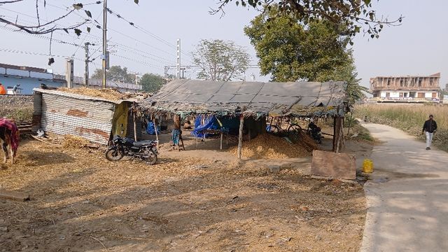 पटना–गया रेलखंड पर रेलवे जमीन पर अवैध कब्जा, वर्षों से बने मकानों पर कार्रवाई का इंतजार