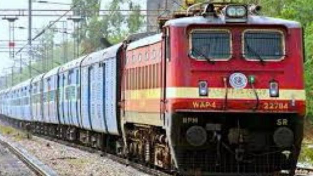 चंदौली में दर्दनाक हादसा: मुंबई मेल से गिरकर रफीगंज में तैनात आरपीएफ दारोगा की मौत, मची चीख-पुकार

