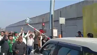 भोजपुर टोल पर बैरियर तोड़ते भाकियू पदाधिकारी। जागरण