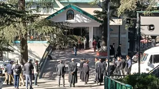 हिमाचल हाई कोर्ट को बम से उड़ाने की धमकी के बाद परिसर के बाहर स्टाफ। जागरण