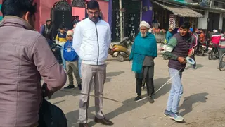 पैमाइश करते अधिकारी