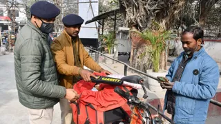 पुलिस द्वारा सघन वाहन जांच अभियान चलाया जा रहा है। फोटो सौ: जागरण