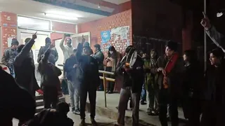 जेएनयू के साबरमती हॉस्टल में आपत्तिजनक नारेबाजी करते छात्र-छात्राएं। फोटो सौ. वीडियो ग्रैब