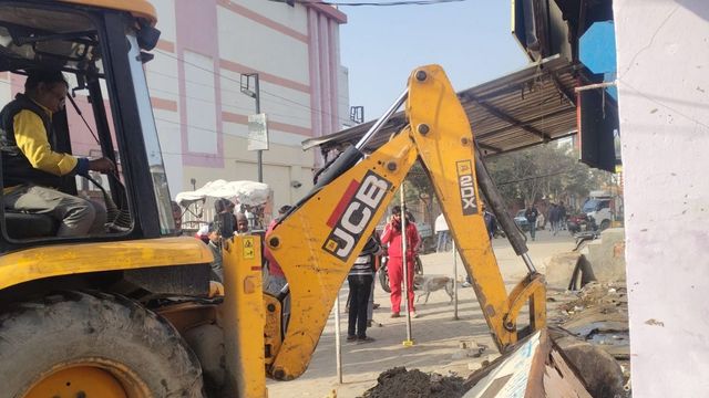 गाजियाबाद के लोनी में अतिक्रमण पर चला बुलडोजर, प्रशासन की कार्रवाई से दुकानदारों में मचा हड़कंप
