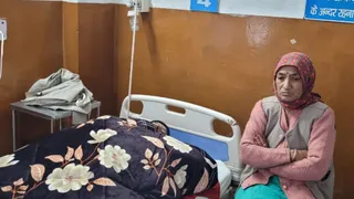 अस्पताल में उपचाराधीन बलबीर सिंह व उनके स्वजन।