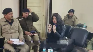 एसओजी कार्यालय में एसआइटी के सवालों का जवाब देती उर्मिला सनावर: जागरण